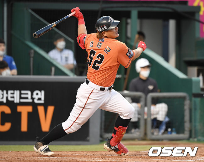 14일 오후 대전 한화생명이글스파크에서 '2020 신한은행 SOL KBO리그' 한화 이글스와 두산 베어스의 경기가 열렸다.8회말 2사 한화 김태균이 안타를 때려내고 있다. /youngrae@osen.co.kr