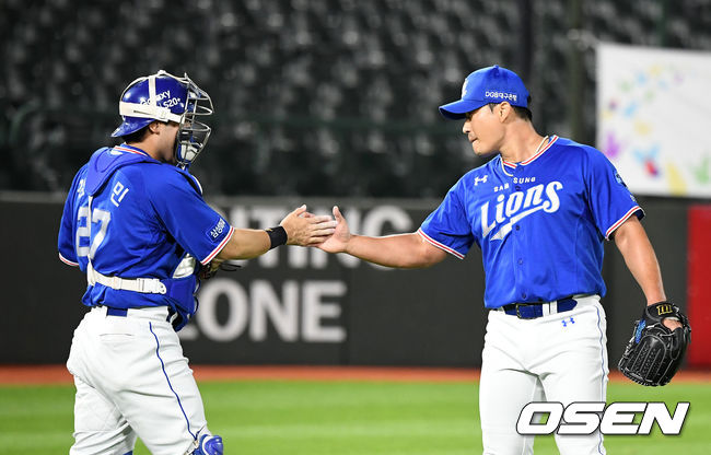 삼성이 롯데를 꺾고 주말 3연전 기선 제압에 성공했다. 삼성은 26일 부산 사직구장에서 열린 원정 경기에서 연장 혈투 끝에 6-4로 승리했다. 오승환은 개인 통산 280세이브를 달성했고 이성곤은 프로 데뷔 6년 만에 첫 홈런을 신고했다. 반면 롯데 선발 댄 스트레일리는 퀄리티스타트 플러스 달성에도 승운과 거리가 멀었다. 경기를 마치고 삼성 오승환이 김응민과 세리머니를 하고 있다. /jpnews@osen.co.kr