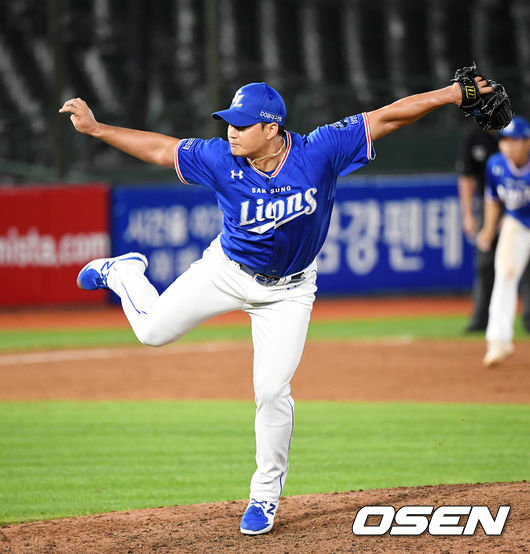 삼성이 롯데를 꺾고 주말 3연전 기선 제압에 성공했다. 삼성은 26일 부산 사직구장에서 열린 원정 경기에서 연장 혈투 끝에 6-4로 승리했다. 오승환은 개인 통산 280세이브를 달성했고 이성곤은 프로 데뷔 6년 만에 첫 홈런을 신고했다. 반면 롯데 선발 댄 스트레일리는 퀄리티스타트 플러스 달성에도 승운과 거리가 멀었다. 연장 10회말 삼성 오승환이 역투하고 있다. /jpnews@osen.co.kr