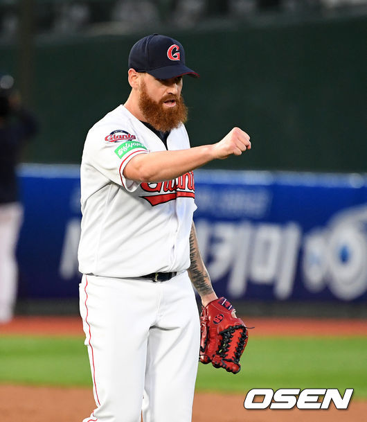 5회초 무사 2루에서 롯데 스트레일리가 삼성 이원석의 3루땅볼에 2루주자 이학주를 잡아낸 정훈을 격려하고 있다. /jpnews@osen.co.kr