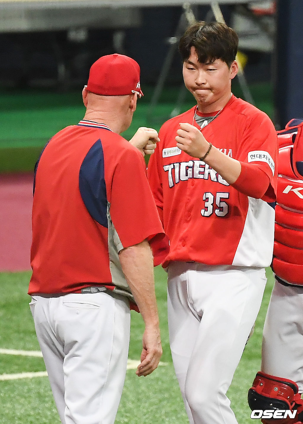 경기종료 후 KIA 윌리엄스 감독이 3실점 허용한 문경찬과 하이파이브를 하고 있다. /soul1014@osen.co.kr