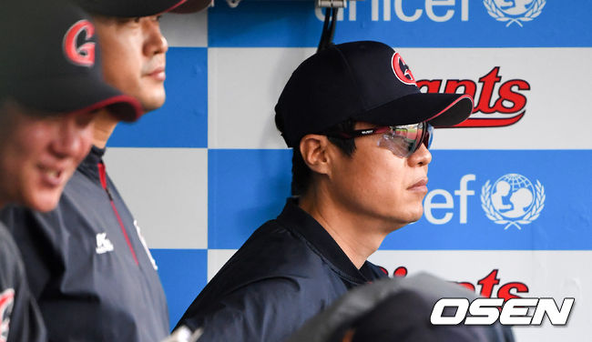 1회말 롯데 허문회 감독이 경기를 지켜보고 있다. /jpnews@osen.co.kr