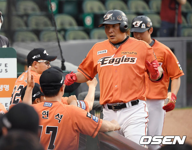 한화 김태균이 동점 투런홈런을 때려린 뒤 동료들과 기뻐하고 있다. /youngrae@osen.co.kr