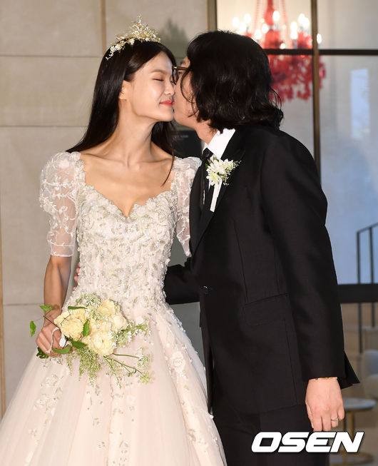 김경진-전수민 커플이 결혼식을 앞두고 웨딩드레스와 턱시도를 입고 포토타임을 하고 있다. / dreamer@osen.co.kr
