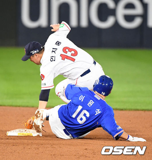 26일 부산 사직야구장에서 ‘2020 신한은행 SOL KBO리그’ 롯데 자이언츠와 삼성 라이온즈의 경기가 열렸다.8회초 1사 1루에서 삼성 이원석이 좌전 2루타를 날리고 2루에서 롯데 안치홍에 태그아웃 당했다. 이 과정에서 이원석와 안치홍이 부상을 당하고 있다. 이원석은 부상 교체. /jpnews@osen.co.kr