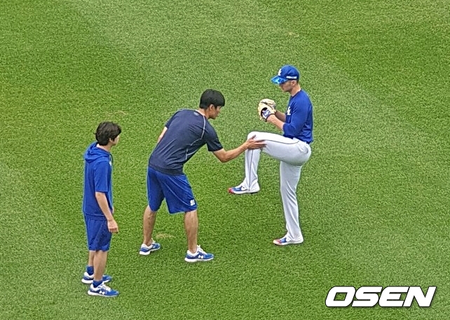 데이비드 뷰캐넌의 투구 자세를 교정중인 정현욱 투수 코치 /what@osen.co.kr