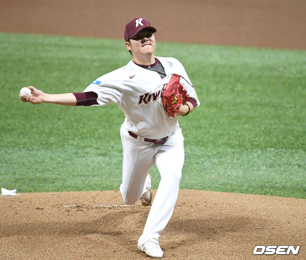 1일 오후 서울 고척스카이돔에서 '2020 신한은행 SOL KBO리그' 키움 히어로즈와 두산 베어스의 경기가 열렸다.1회초 키움 한현희가 역투하고 있다. /youngrae@osen.co.kr