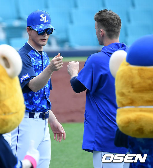 삼성이 3연승의 휘파람을 불었다. 삼성은 13일 대구삼성라이온즈파크에서 열린 KT와의 더블헤더 1차전에서 선발 데이비드 뷰캐넌의 쾌투를 앞세워 5-3으로 이겼다.뷰캐넌은 시즌 5승째를 거두며 지난달 24일 대구 두산전 이후 4연승을 질주했다. 반면 KT 선발 오드리사머 데스파이네는 2일 수원 두산전 이후 3연패 수렁에 빠졌다. 경기 종료 후 허삼영 감독과 뷰캐넌이 하이파이브를 하고 있다./ksl0919@osen.co.kr