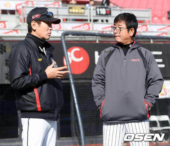 [OSEN DB] 경기 시작 전 KT 이강철 감독-LG LG 류중일 감독이 이야기를 나누고 있다. 