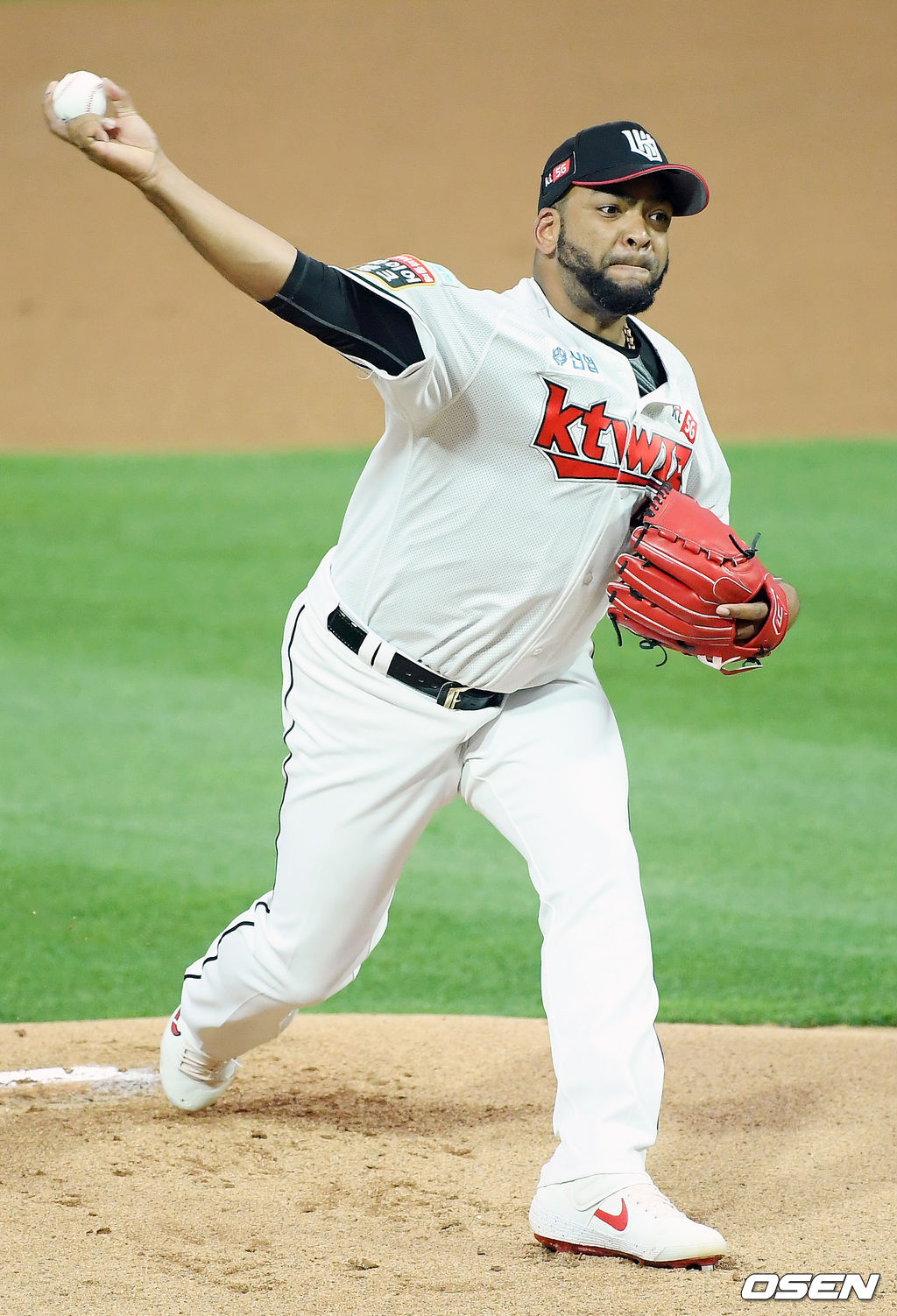 KT 선발 데스파이네가 마운드 위에서 힘차게 공을 뿌리고 있다. /rumi@osen.co.kr