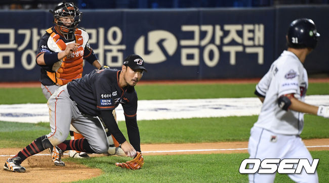 7회초 무사 1루 상황 두산 정수빈의 번트 때 한화 3루수 송광민이 몸을 날려 잡아냈다. 이어 1루로 송구하며 더블아웃을 만들어내는 송광민. / dreamer@osen.co.kr