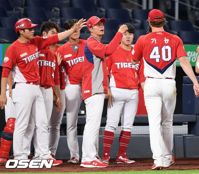 6회말을 마친 KIA 선발 가뇽이 덕아웃에서 동료들과 기쁨을 나누고 있다./ rumi@osen.co.kr