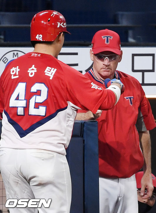 7회초 2사 KIA 한승택이 좌월 솔로 홈런을 날린 후 덕아웃에서 맷 윌리엄스 감독과 하이파이브를 하고 있다./ rumi@osen.co.kr