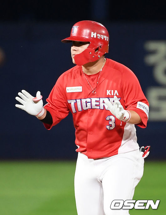 6회초 KIA 김선빈이 우중간 2루타를 날린 후 2루에서 사인을 보내고 있다. / rumi@osen.co.kr