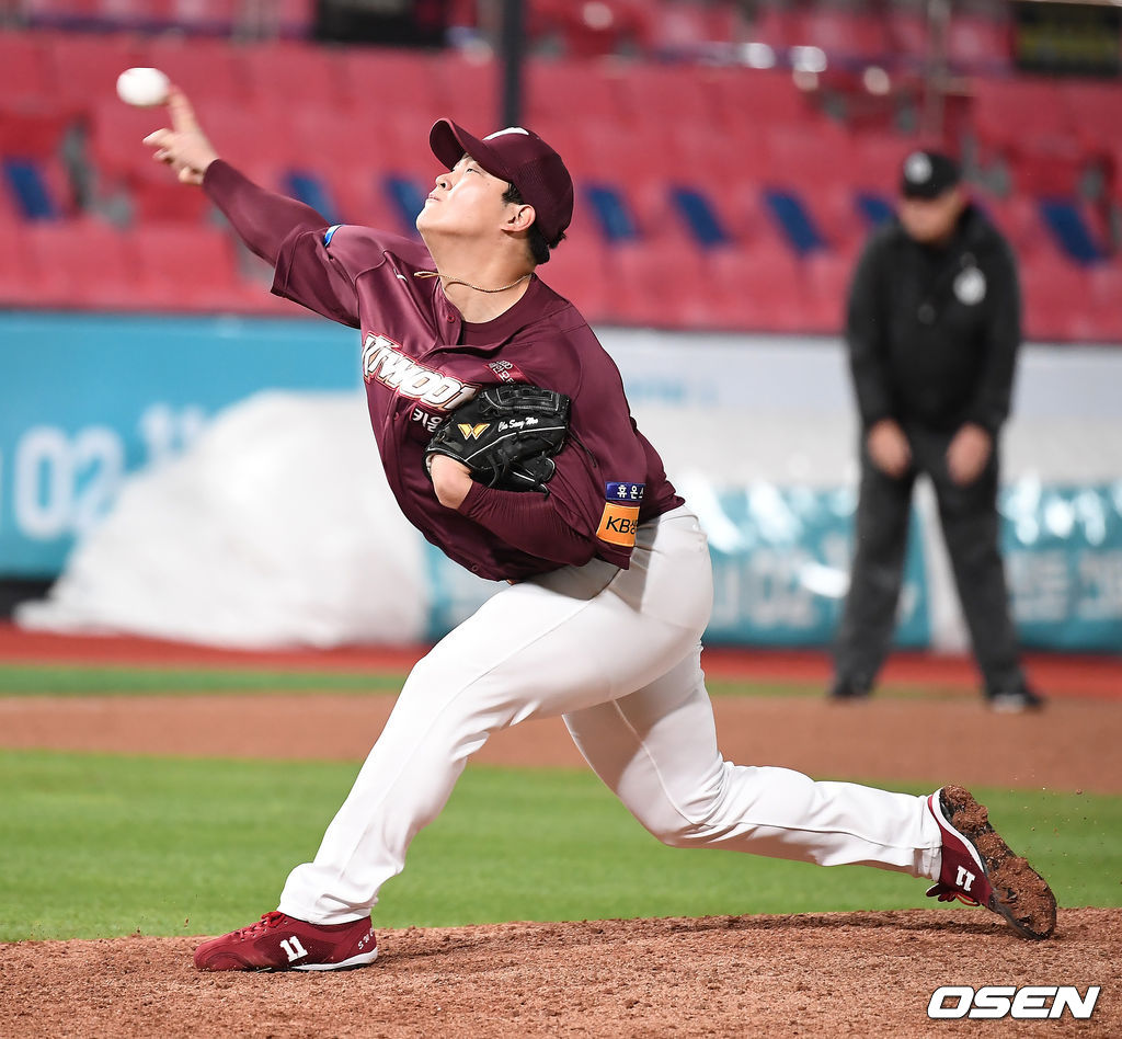 3일 오후 수원 KT위즈파크에서 '2020 신한은행 SOL KBO리그' KT 위즈와 키움 히어로즈의 경기가 열렸다.9회말 키움 조상우가 역투하고 있다.  /youngrae@osen.co.kr