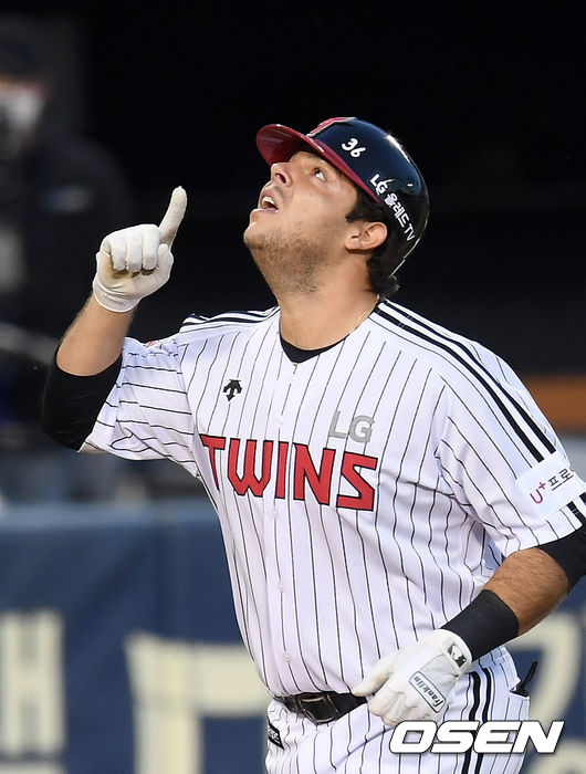 12일 오후 서울 잠실야구장에서 ‘2020 신한은행 SOL KBO리그’ LG 트윈스와 SK 와이번스의 경기가 열렸다.3회말 1사 1루에서 LG 라모스가 역전 좌중월 투런 홈런을 때려낸 뒤 세리머니를 하고 있다. /cej@osen.co.kr