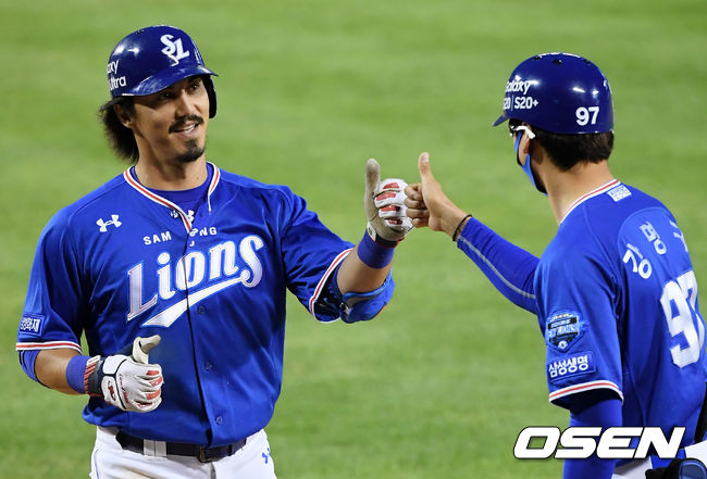 17일 오후 서울 잠실야구장에서 ‘2020 신한은행 SOL KBO리그’ 두산 베어스와 삼성 라이온즈의 경기가 열렸다.5회초 1사 삼성 살라디노가 달아나는 좌중월 솔로 홈런을 때려낸 뒤 홈에서 강명구 코치와 주먹을 맞대고 있다. /cej@osen.co.kr