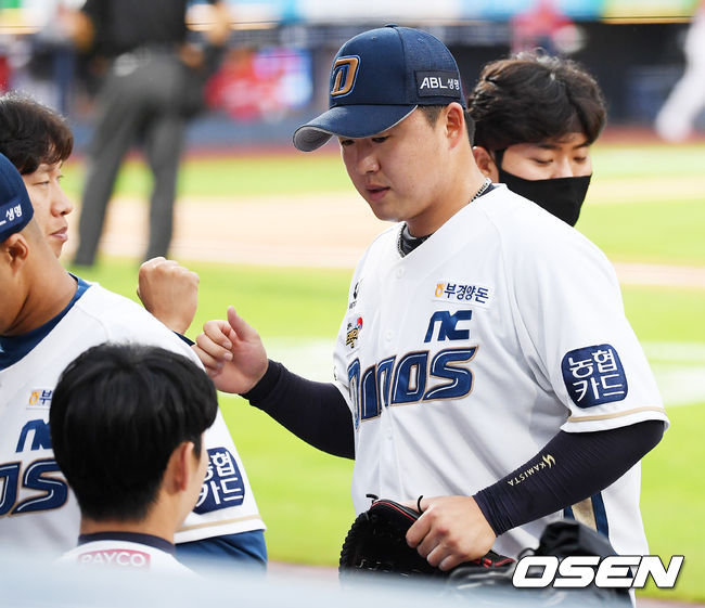 2회초를 마친 NC 선발 최성영이 덕아웃으로 들어가며 하이파이브를 하고 있다. / rumi@osen.co.kr