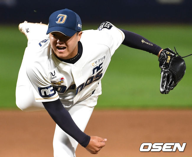 7회초 마운드에 오른 NC 투수 장현식이 힘차게 공을 뿌리고 있다. /dreamer@osen.co.kr