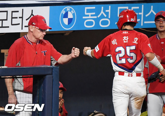 3일 오후 창원 NC파크에서 ‘2020 신한은행 SOL KBO리그’ NC 다이노스와 KIA 타이거즈의 경기가 열렸다.9회초 1사 주자 1루 KIA 김선빈의 우익수 앞 1타점 적시타때 홈을 밟은 박찬호가 덕아웃에서 맷 윌리엄스 감독과 하이파이브를 하고 있다./ rumi@osen.co.kr