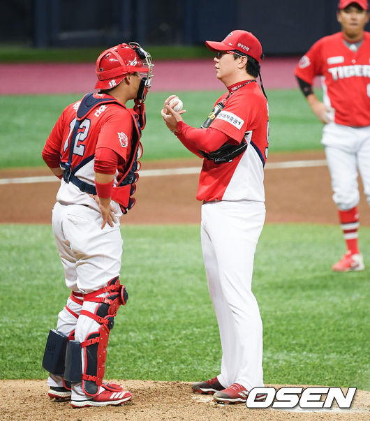 4회말 무사 2,3루 실점 위기를 맞은 KIA 양현종이 백용환 포수와 이야기를 나누고 있다 /soul1014@osen.co.kr