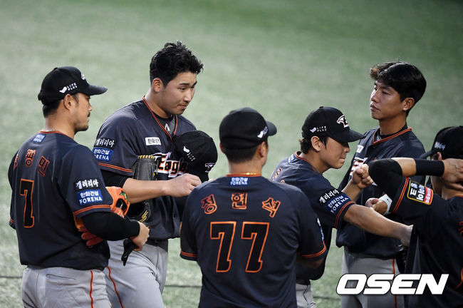 5회말 수비를 마친 한화 김민우가 동료선수들과 하이파이브를 하고 있다. /jpnews@osen.co.kr