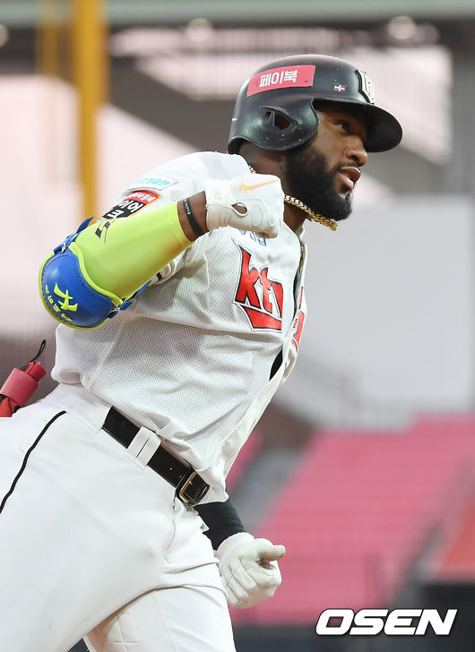4회말 2사 2루 KT 로하스가 투런 홈런을 때린 뒤 베이스를 돌고 있다. /youngrae@osen.co.kr