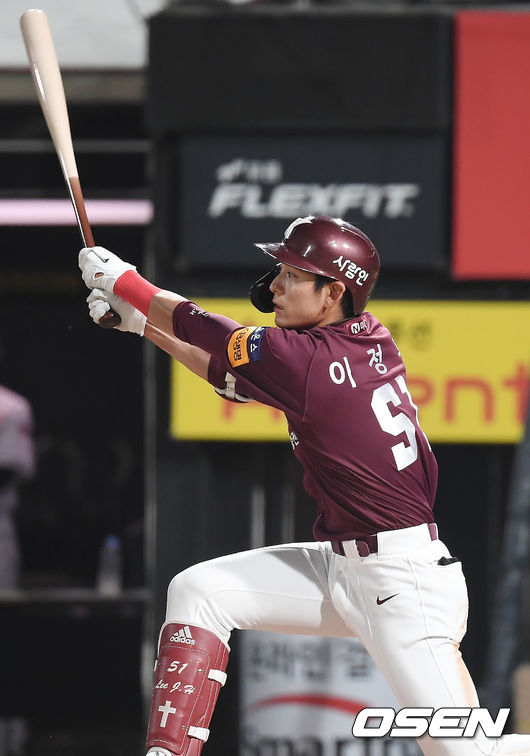 4일 오후 수원 KT위즈파크에서 '2020 신한은행 SOL KBO리그' KT 위즈와 키움 히어로즈의 경기가 열렸다.8회초 무사 2루 키움 이정후가 역전 적시타를 때려내고 있다. /youngrae@osen.co.kr