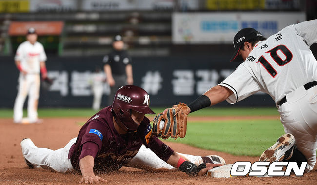 8회초 1사 2루 키움 이정후가 허정협의 내야 땅볼때 1루 송구를 틈타 3루까지 진루하고 있다. /youngrae@osen.co.kr