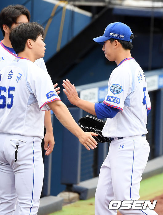 4일 오후 대구 삼성 라이온즈 파크에서 ‘2020 신한은행 SOL KBO리그’ 삼성 라이온즈와와 LG 트윈스의 경기가 열렸다.1회초를 마친 삼성 선발 허윤동이 덕아웃으로 향하며 동료들과 하이파이브를 하고 있다./ rumi@osen.co.kr