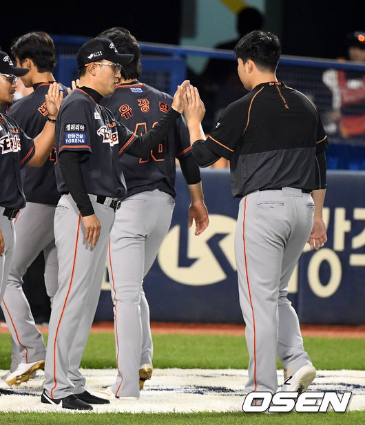 경기를 마치고 한화 최원호 감독대행이 김민우와 하이파이브를 하고 있다. /jpnews@osen.co.kr