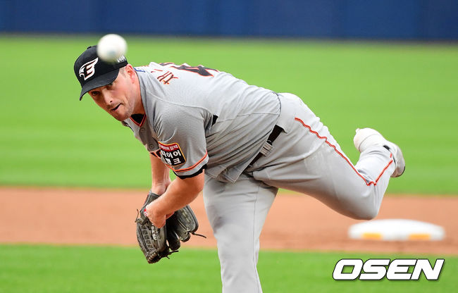 1회 한화 채드벨이 역투하고 있다. /jpnews@osen.co.kr