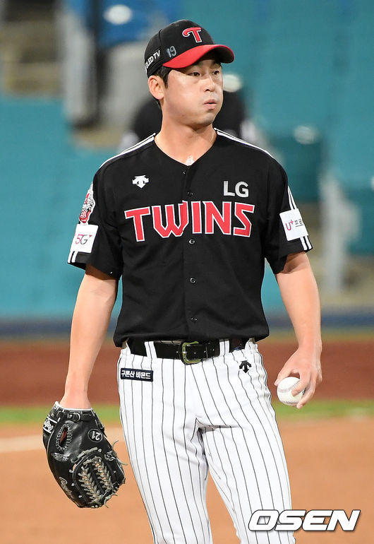 연장 12회말 1사 주자 2루 삼성 구자욱에게 중견수 앞 동점 1타점 적시타를 맞은 LG 진해수가 한숨을 쉬고 있다./ rumi@osen.co.kr