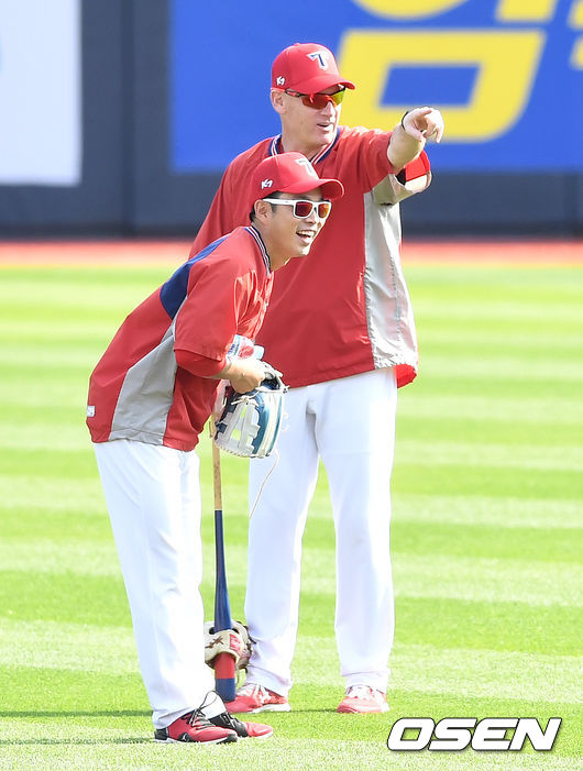 경기를 앞두고 KIA 윌리엄스 감독과 통역 구기환씨가 대화를 나누고 있다. / dreamer@osen.co.kr