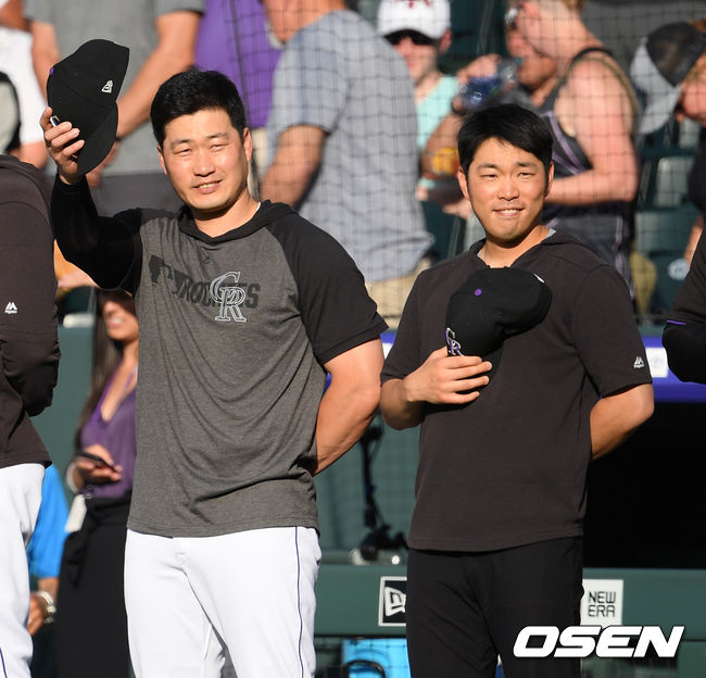 경기 시작 전 콜로라도 오승환이 LA다저스 더그아웃을 바라보며 손인사를 하고 있다. / eastsea@osen.co.kr