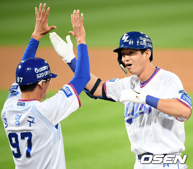 연장 12회말 1사 주자 2루 삼성 구자욱이 중견수 앞 동점 1타점 적시타를 날린 후 1루에서 기뻐하고 있다./ rumi@osen.co.kr