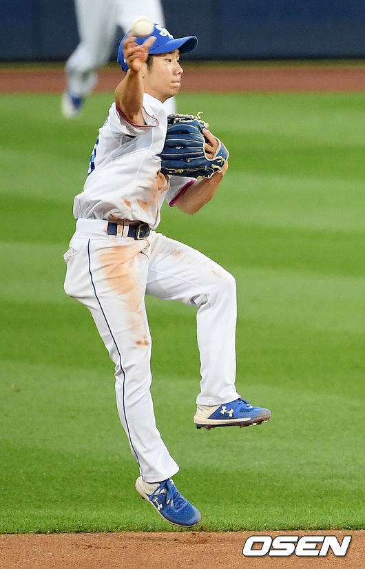 4일 오후 대구 삼성 라이온즈 파크에서 열린 ‘2020 신한은행 SOL KBO리그’ 삼성 라이온즈와 LG 트윈스의 경기, 삼성 김지찬 호수비.