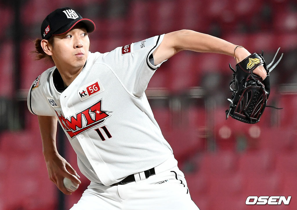 KT 투수 이대은이 힘차게 공을 뿌리고 있다. / dreamer@osen.co.kr