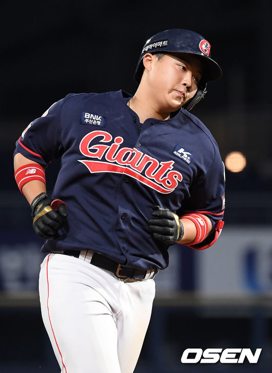 6회초 1사 주자 1루 롯데 한동희가 좌월 투런홈런을 날린 후 그라운드를 돌고 있다. / rumi@osen.co.kr