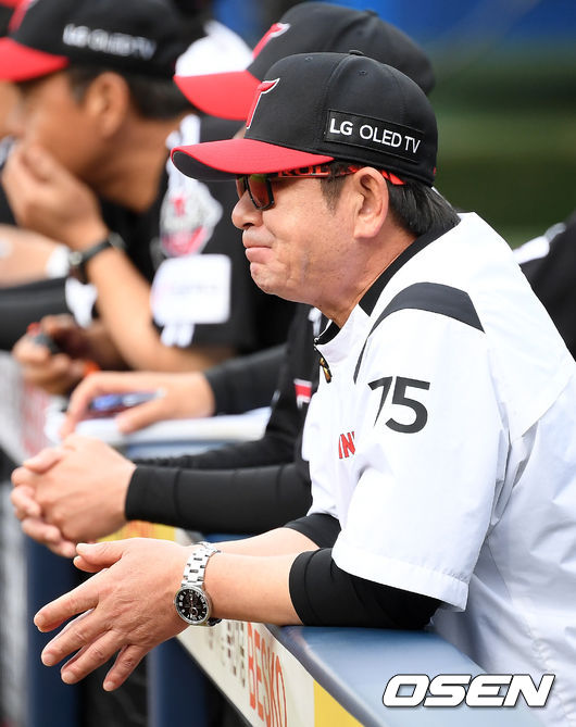 LG 류중일 감독이 덕아웃에서 경기를 주시하고 있다./ rumi@osen.co.kr