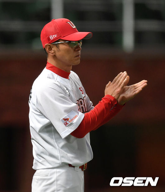 SK는 26일 인천 SK행복드림구장에서 열린 2020시즌 KBO리그 LG와의 경기에서 7-0으로 승리했다. SK 선발 이건욱은 6이닝 동안 볼넷 3개, 몸에 맞는 볼 1개만 허용하고 단 1개의 안타도 허용하지 않고 노히트를 기록했다. 시즌 2승째. 로맥은 시즌 8호 스리런 홈런을 터뜨렸다.경기 종료 후 SK 박경완 코치가 선수들에게 박수를 보내고 있다./sunday@osen.co.kr