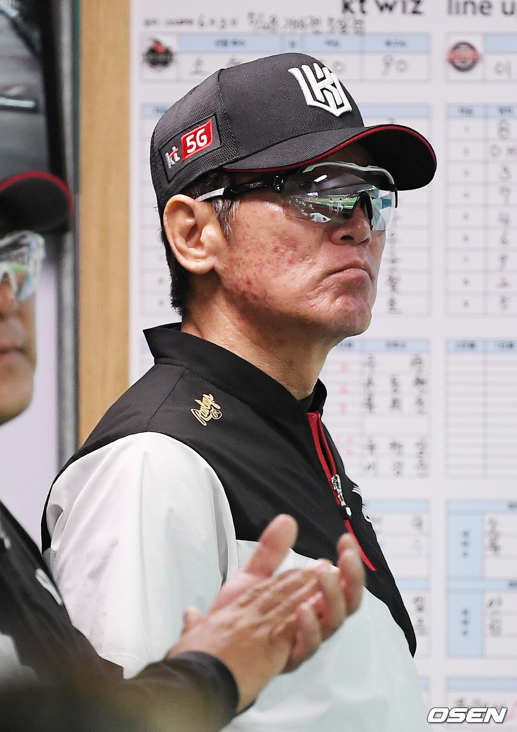 덕아웃에서 KT 이강철 감독이 경기를 주시하고 있다. /rumi@osen.co.kr