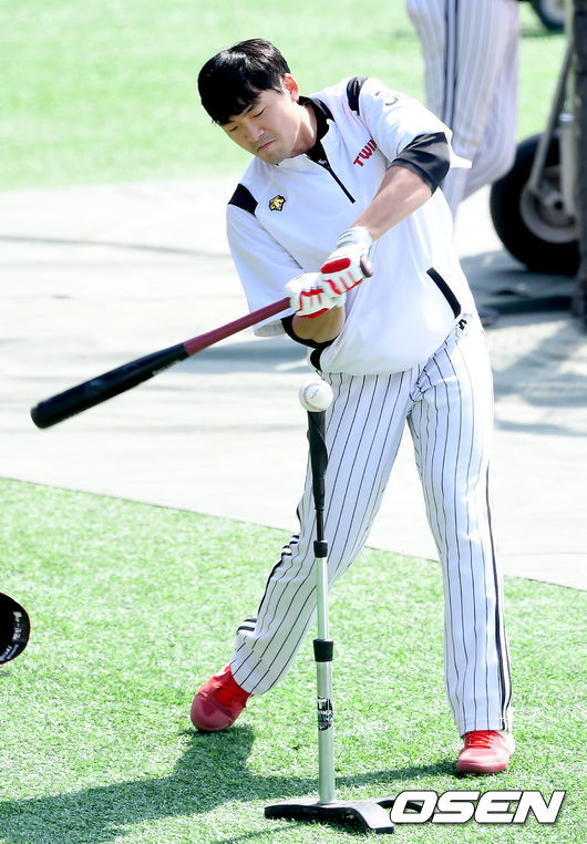4일 오후 서울 잠실야구장에서 LG 트윈스 훈련이 진행됐다.이형종이 티볼훈련을 하고 있다. /ksl0919@osne.co.kr