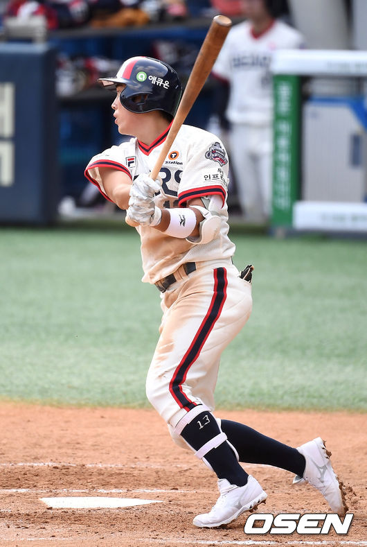 5일 오후 서울 잠실야구장에서 '2020 신한은행 SOL KBO리그' 두산 베어스와 한화 이글스의 경기가 열렸다.5회말 1사 1,3루 두산 허경민이 적시타를 때려내고 있다. /youngrae@osen.co.kr
