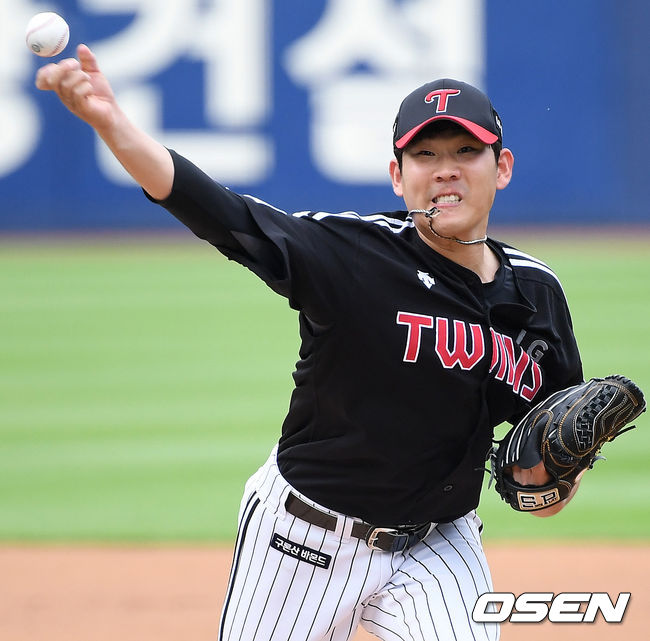 LG 선발 정찬헌이 마운드 위에서 힘차게 공을 뿌리고 있다./ rumi@osen.co.kr