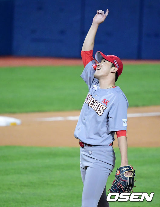 7회말 2사에서 SK 박종훈이 두산 오재원을 상대하고 파울 타구를 가리키고 있다. /jpnews@osen.co.kr