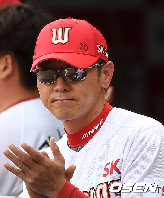 26일 오후 인천 SK행복드림구장에서 ‘2020 신한은행 SOL KBO 리그’ SK 와이번스와 LG 트윈스의 경기가 열렸다.1회초 SK 박경완 코치가 선수들에게 박수를 보내고 있다./sunday@osen.co.kr