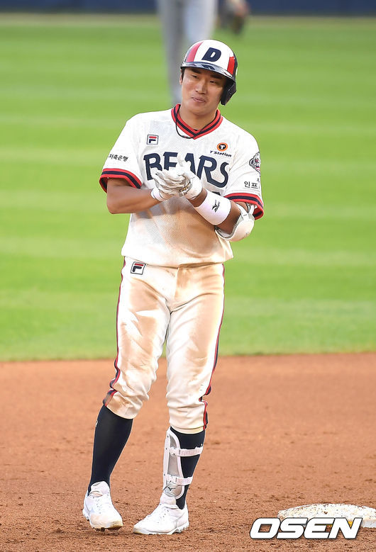 5일 오후 서울 잠실야구장에서 '2020 신한은행 SOL KBO리그' 두산 베어스와 한화 이글스의 경기가 열렸다.6회말 2사 2루 두산 허경민이 적시타를 때린 뒤 기뻐하고 있다. /youngrae@osen.co.kr