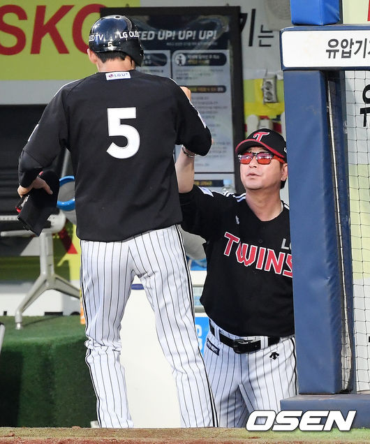 8회초 1사 주자 1,2루 LG 김호은의 동점 1타점 적시타때 홈을 밟은 김용의가 덕아웃에서 류중일 감독과 하이파이브를 하고 있다./ rumi@osen.co.kr