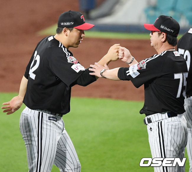 경기를 마치고 LG 류중일 감독이 김현수와 하이파이브를 하고 있다./ rumi@osen.co.kr